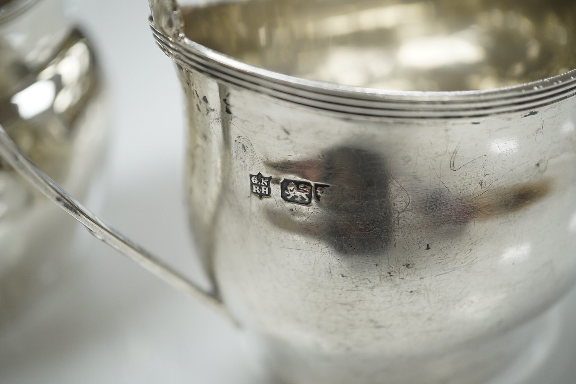 An Edwardian silver cream jug and sugar bowl, Nathan & Hayes, Chester, 1906?, 6.4oz. Condition - poor to fair